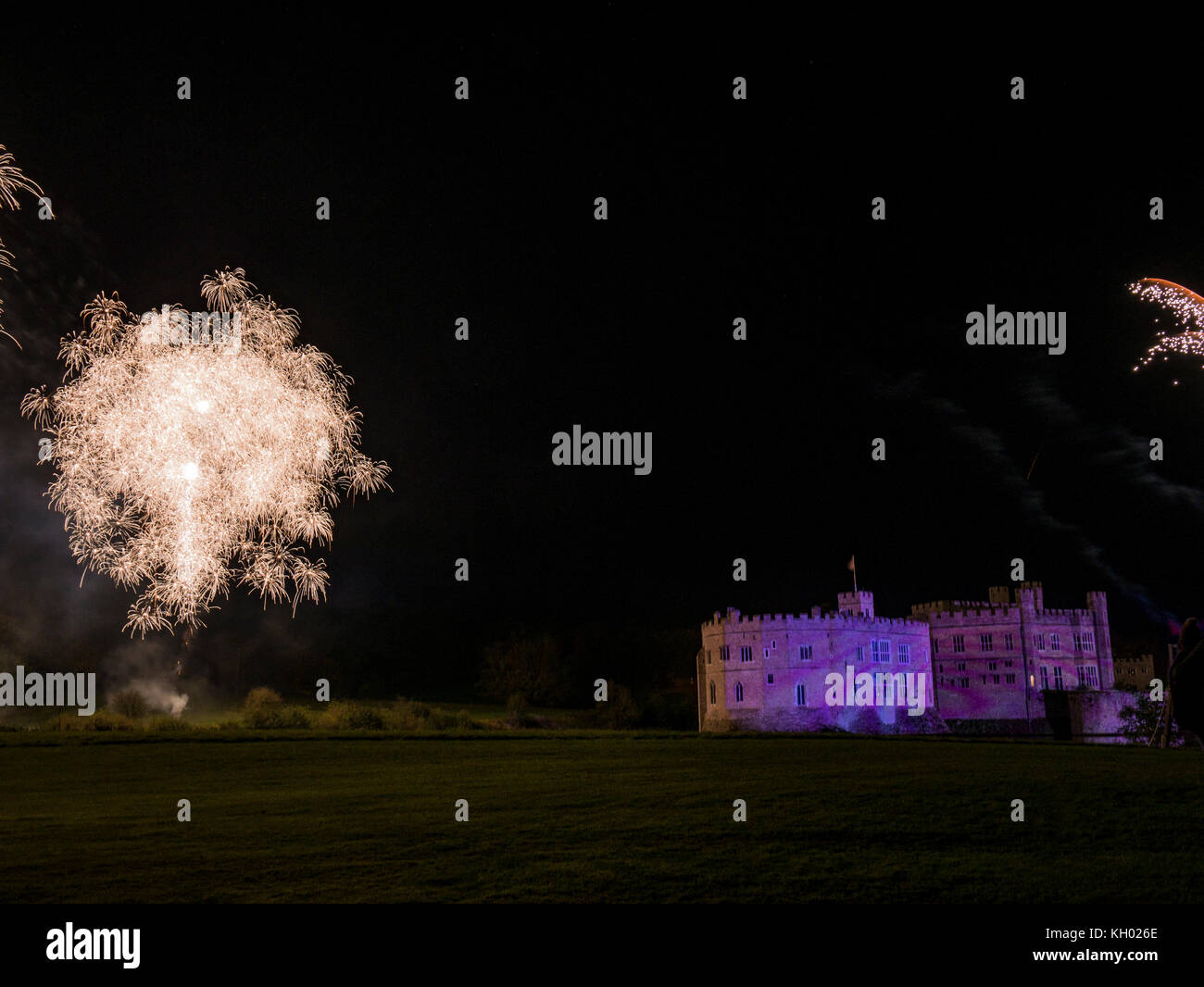 Il castello di Leeds fuochi d'artificio spettacolari, Maidstone, Kent, Regno Unito - 05 novembre 2017 Foto Stock