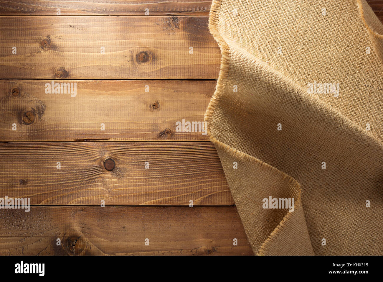 Tela hessian saccheggi su sfondo di legno Foto Stock