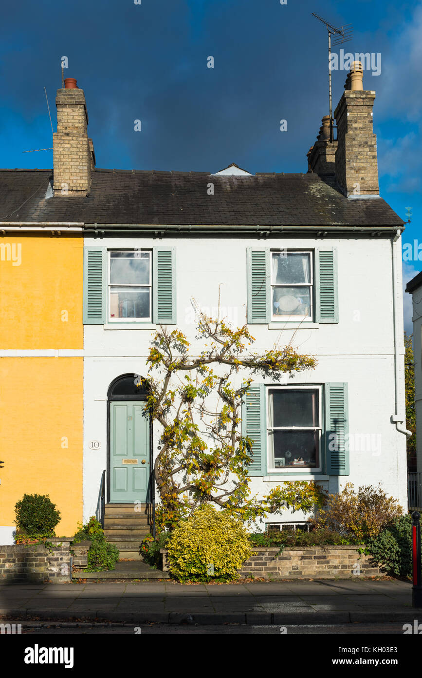 Cottage colorati su Huntingdon Rd, Cambridge, Cambridgeshire, Inghilterra, Regno Unito. Foto Stock