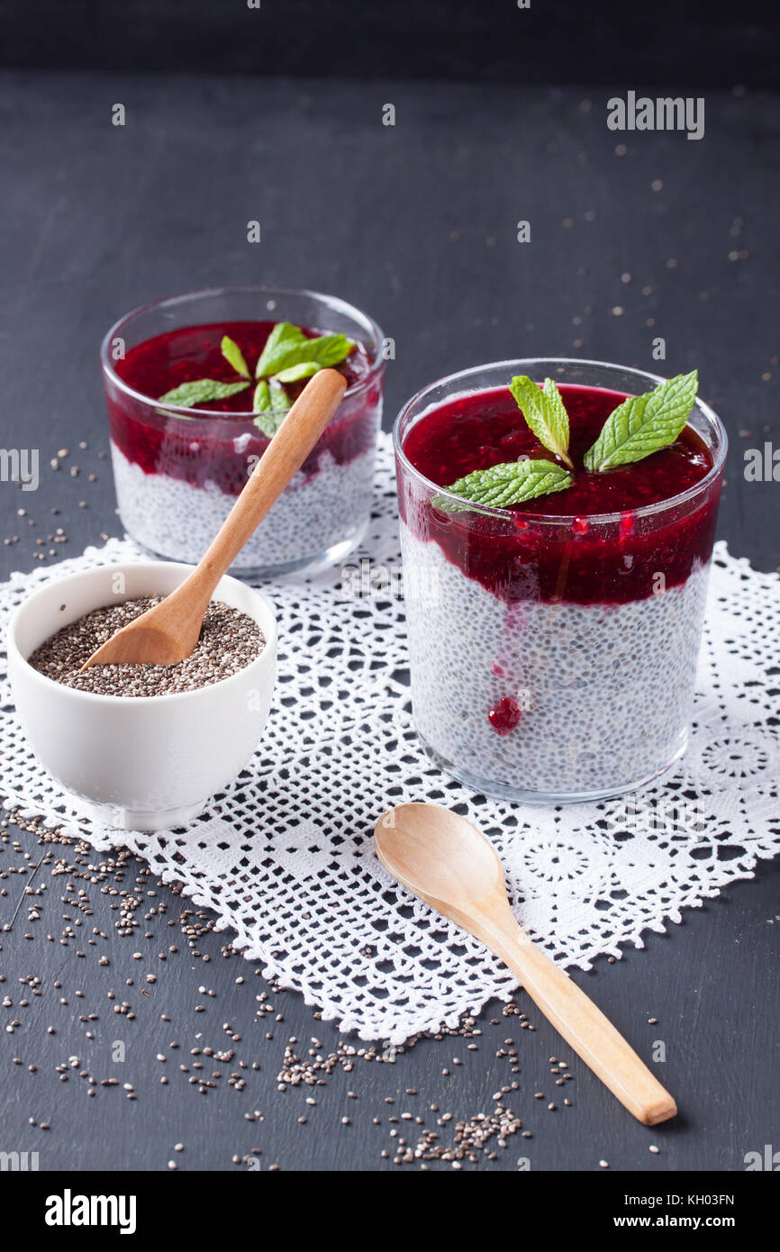 Semi di chia pudding con salsa di lamponi Foto Stock