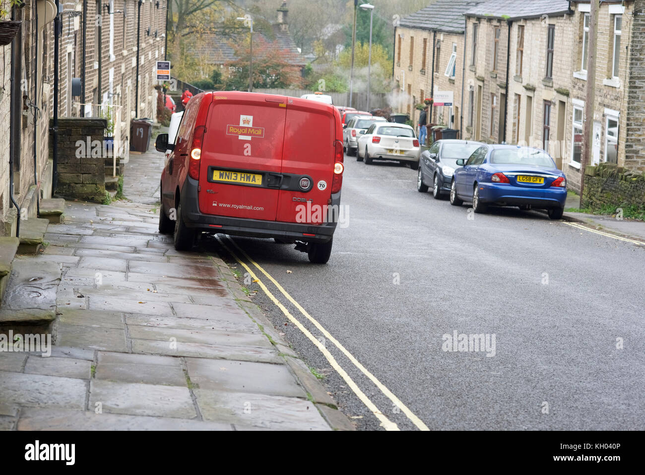 Un royal mail van è parcheggiato sul doppio di linee di colore giallo. Foto Stock