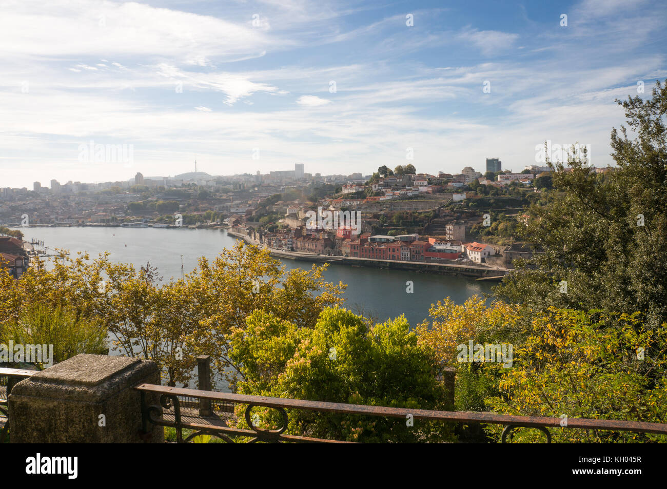 Una vista sul fiume Douro dal giardino del palazzo di cristallo in porto durante una soleggiata giornata autunnale Foto Stock