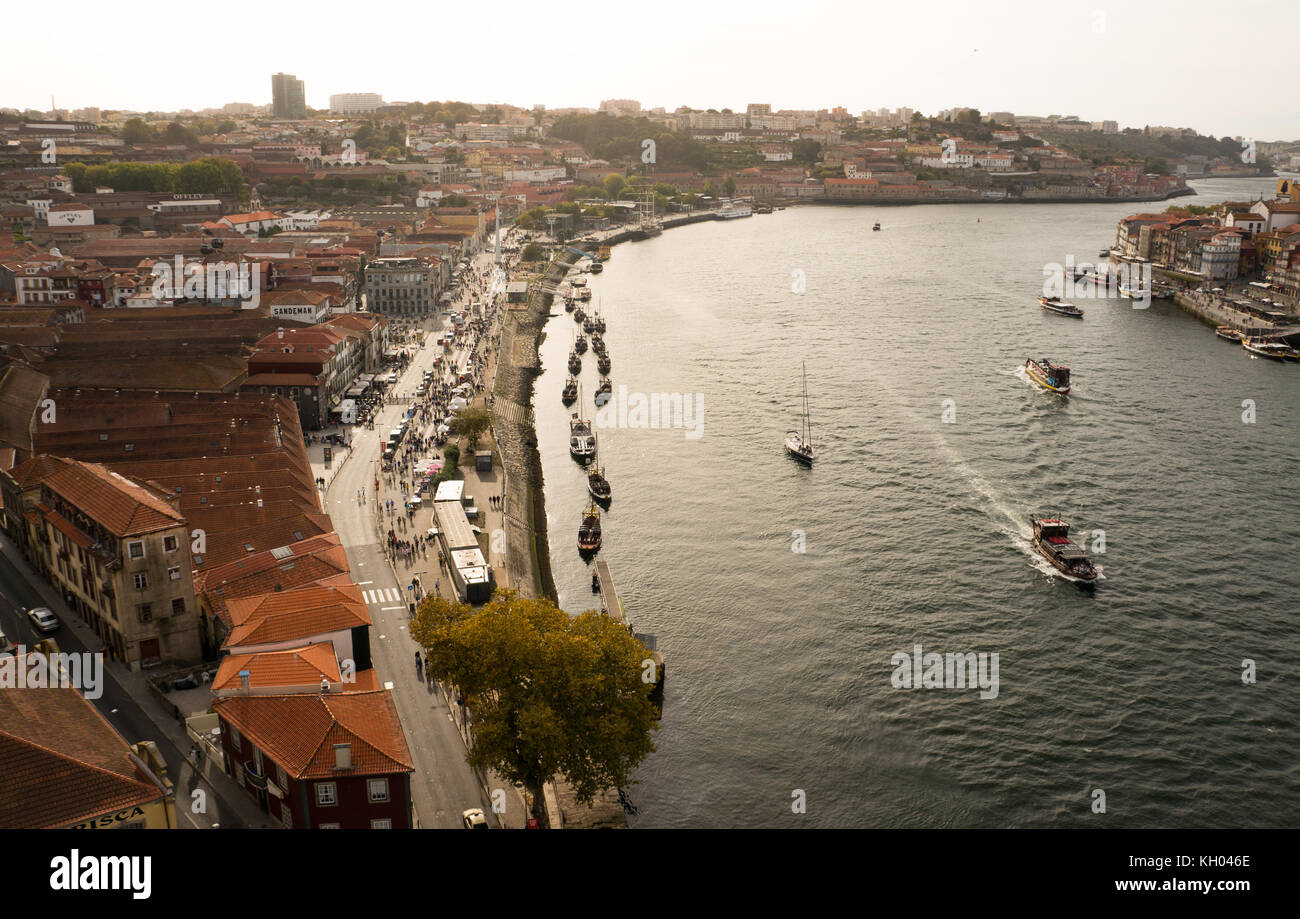 Birdseye vista sul fiume Douro e la città di porto con i bellissimi tetti e antiche navi che una volta trasportato il famoso vino di Porto. Foto Stock