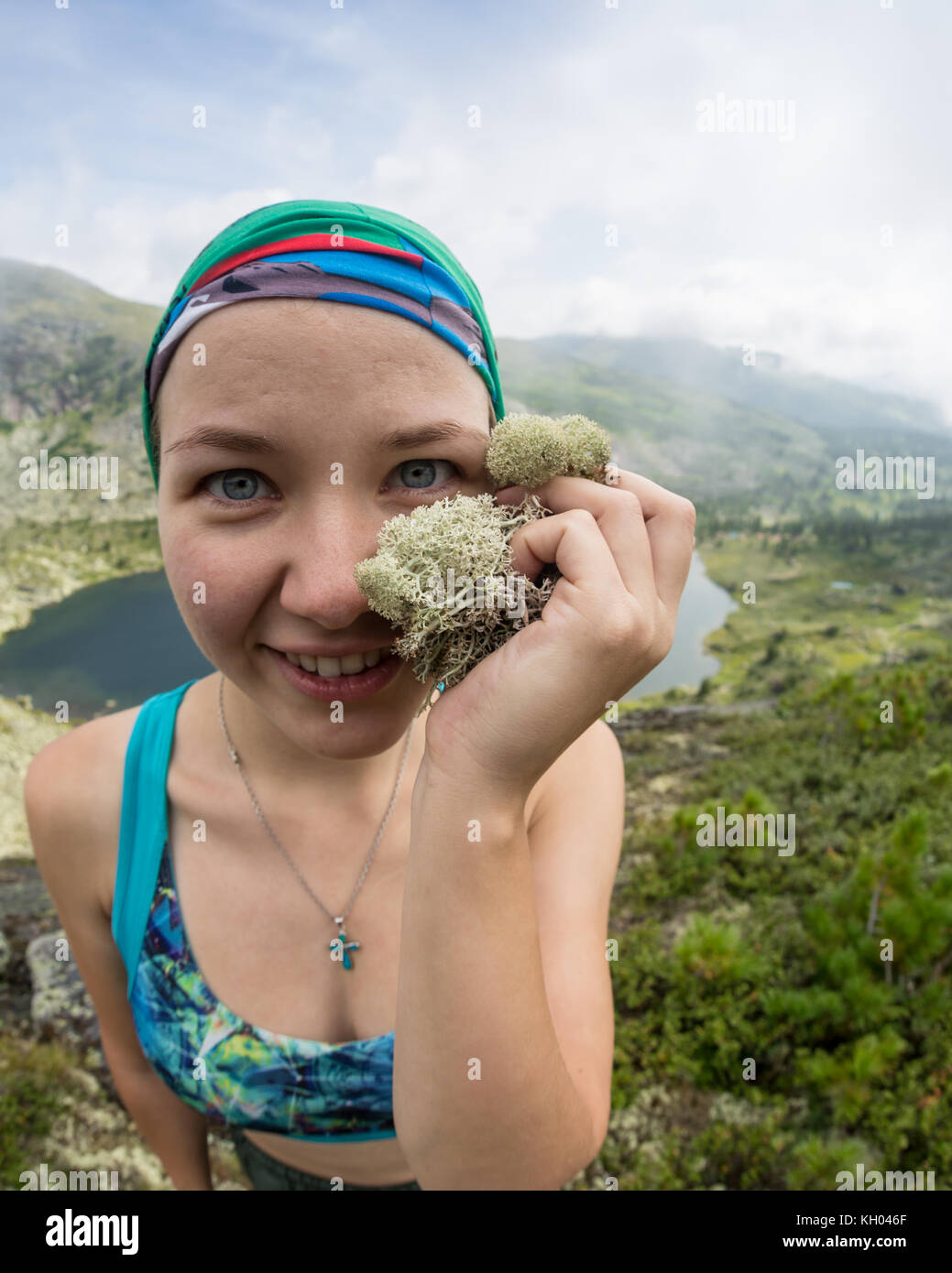 Donna traveler tenendo selfie in montagna lo stile di vita di viaggio adventure concept vacanze attive outdoor alpinismo escursionismo sport di successo e di condurre una vita sana Foto Stock