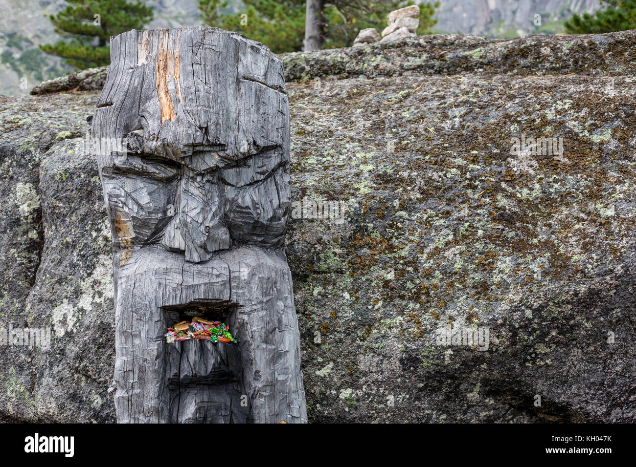 Statua in legno del dio slavo perun nel ergaki national park, Russia Foto Stock