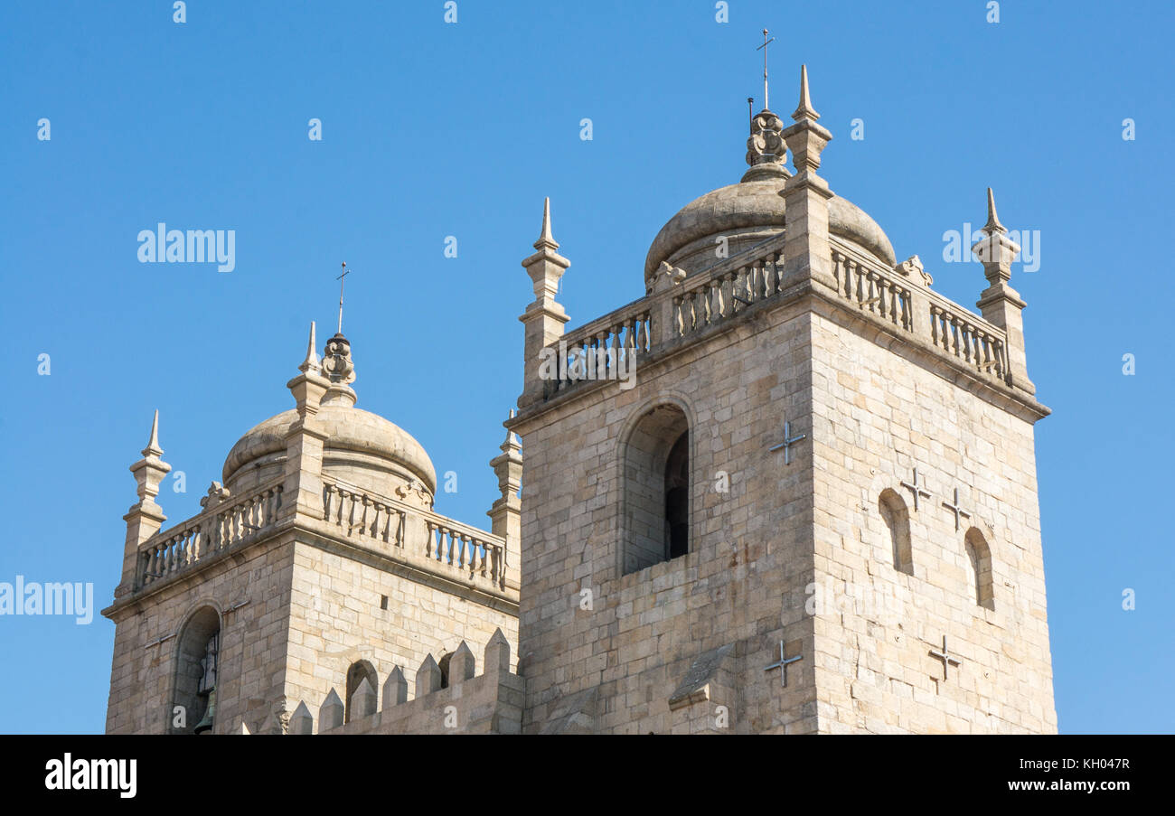 Le torri della cattedrale dell'Assunzione di Nostra Signora (porto cattedrale/sé do Porto) in porto sotto un cielo blu. Foto Stock
