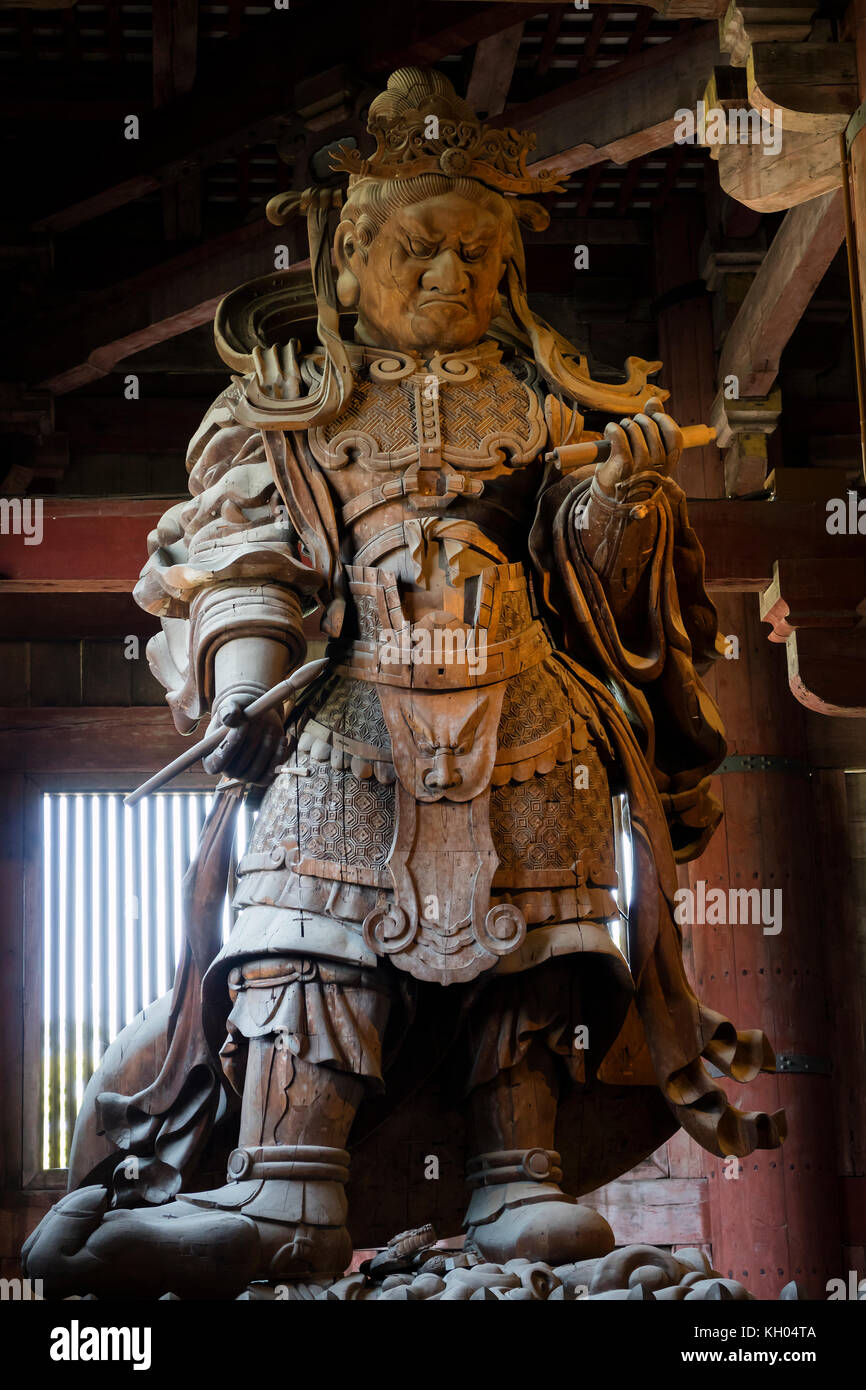 Nara, Giappone - 29 maggio 2017: statua in legno del custode komokuten guardare oltre il tempio Todaiji e il suo perimetro Foto Stock