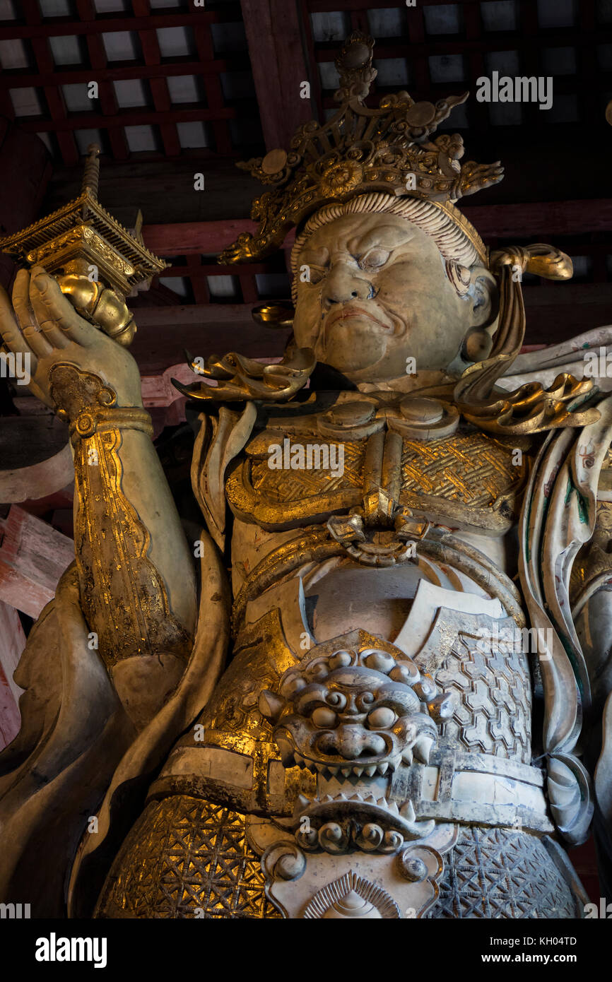 Nara, Giappone - 29 maggio 2017: statua in legno del custode tamonten guardare oltre il tempio Todaiji e il suo perimetro Foto Stock