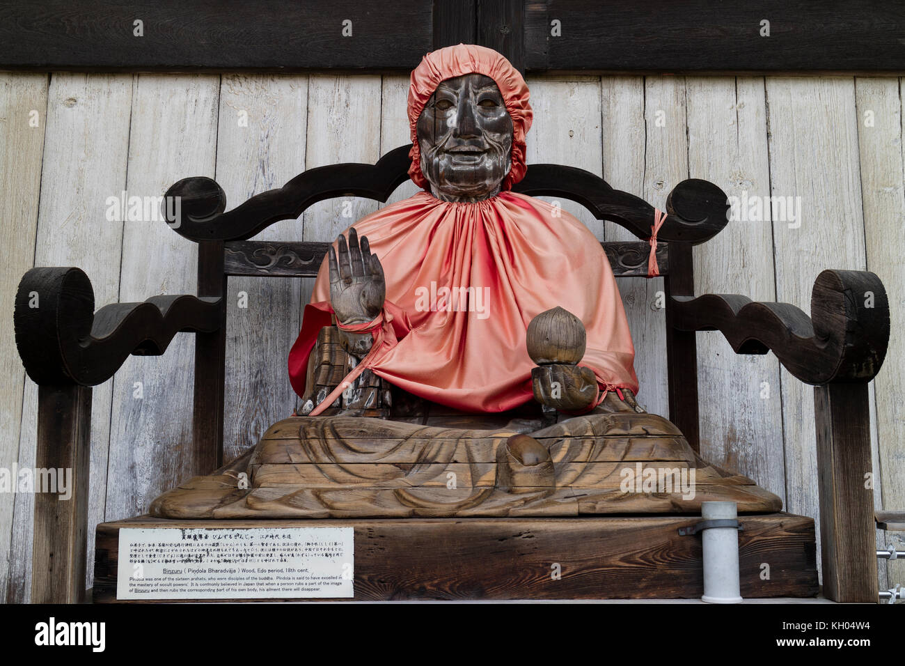 Nara, Giappone - 29 maggio 2017: Statua in legno di Binzuru o Pindola, uno dei discepoli del Buddha, tempio Todai-ji, Nara Foto Stock