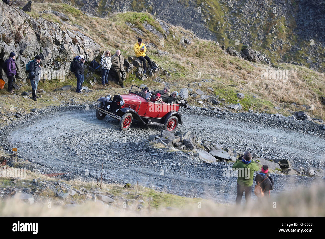 Le auto d'epoca sono guidate lungo la strada della cava di Honister Slate Mine, a Borrowdale, Keswick, Cumbria, durante l'annuale raduno di auto d'epoca Lakeland Trials. Foto Stock