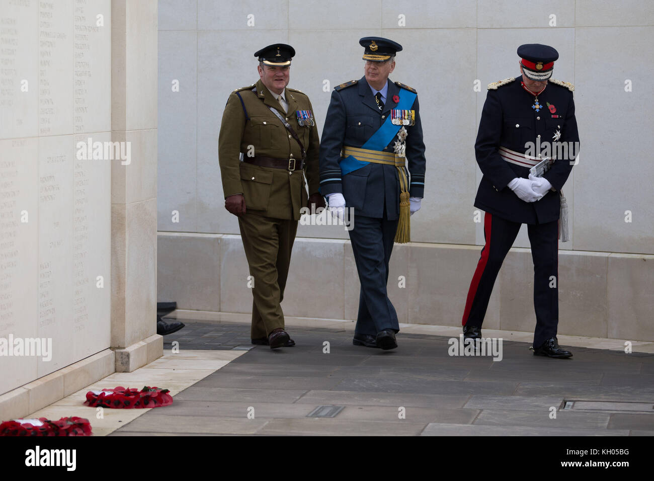 Il Principe Richard, Duca di Gloucester (centro) al servizio del giorno dell'Armistizio al War Memorial Arboretum, nello Staffordshire. Foto Stock