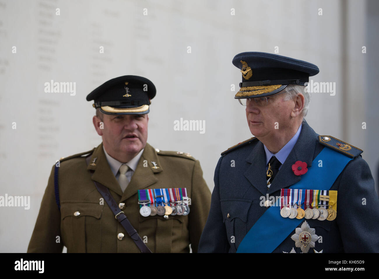 Il principe Richard, duca di Gloucester (a destra) al servizio del giorno dell'armistizio all'Arboretum del memoriale di guerra, nello Staffordshire. Foto Stock