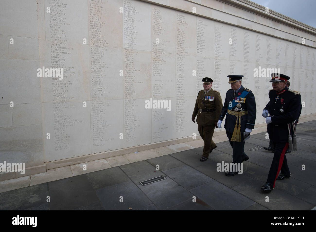 Il Principe Richard, Duca di Gloucester (centro) al servizio del giorno dell'Armistizio al War Memorial Arboretum, nello Staffordshire. Foto Stock