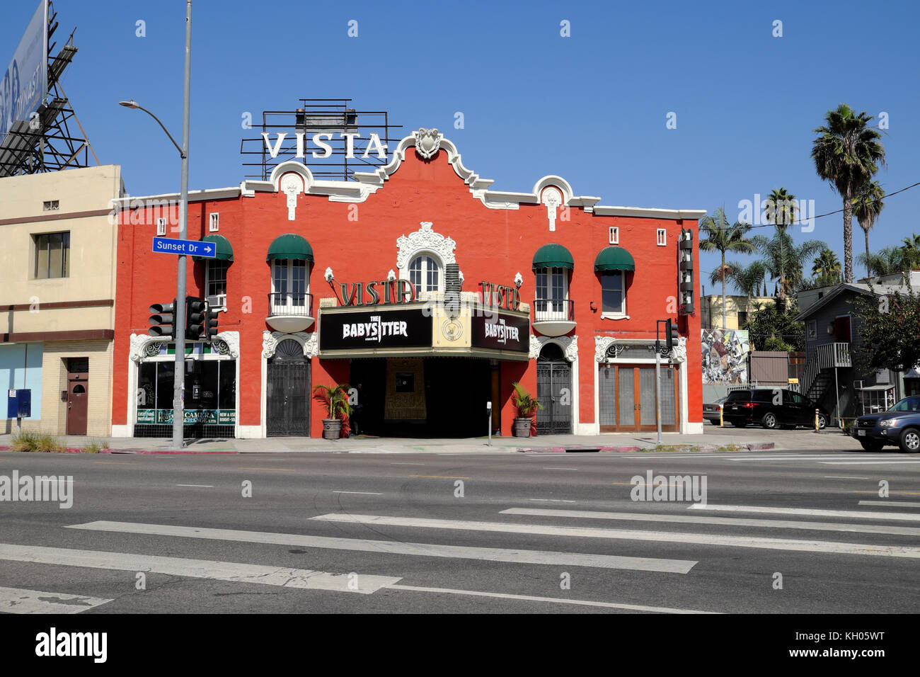 Babysitter segno di film al di fuori del centro storico Vista Teatro Cinema edificio su Hollywood e Sunset Boulevard, CALIFORNIA, STATI UNITI D'AMERICA KATHY DEWITT Foto Stock
