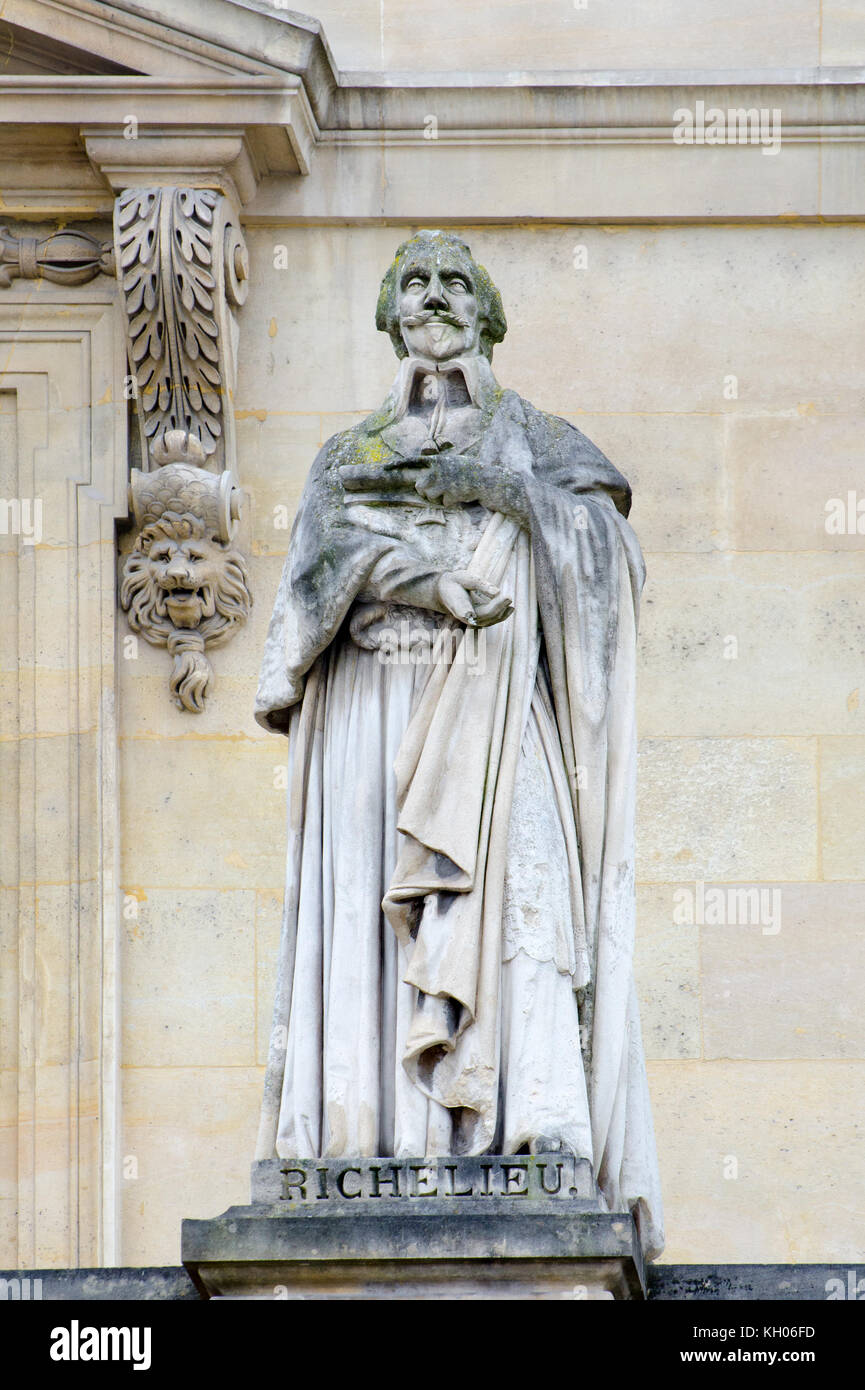 Parigi, Francia. Palais du Louvre. Statua nella cour Napoleon: Cardinale Richelieu (il Cardinale Armand Jean du Plessis Duca di Richelieu e Fronsac: 1585 Foto Stock