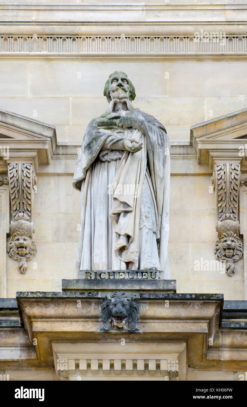 Parigi, Francia. Palais du Louvre. Statua nella cour Napoleon: Cardinale Richelieu (il Cardinale Armand Jean du Plessis Duca di Richelieu e Fronsac: (158 Foto Stock