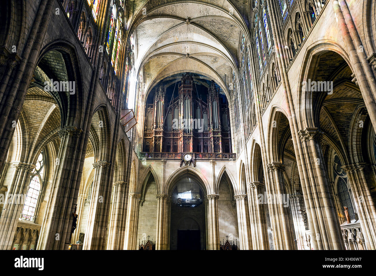 La Francia. Seine-Saint-Denis (93). Basilica di Saint-Denis. Necropoli dei re di Francia. La navata e il grande organo Foto Stock