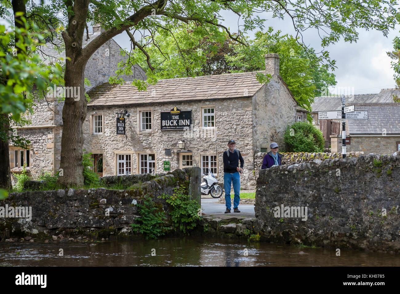 Malham Beck e pub locale, Malham, North Yorkshire, Inghilterra, Regno Unito Foto Stock