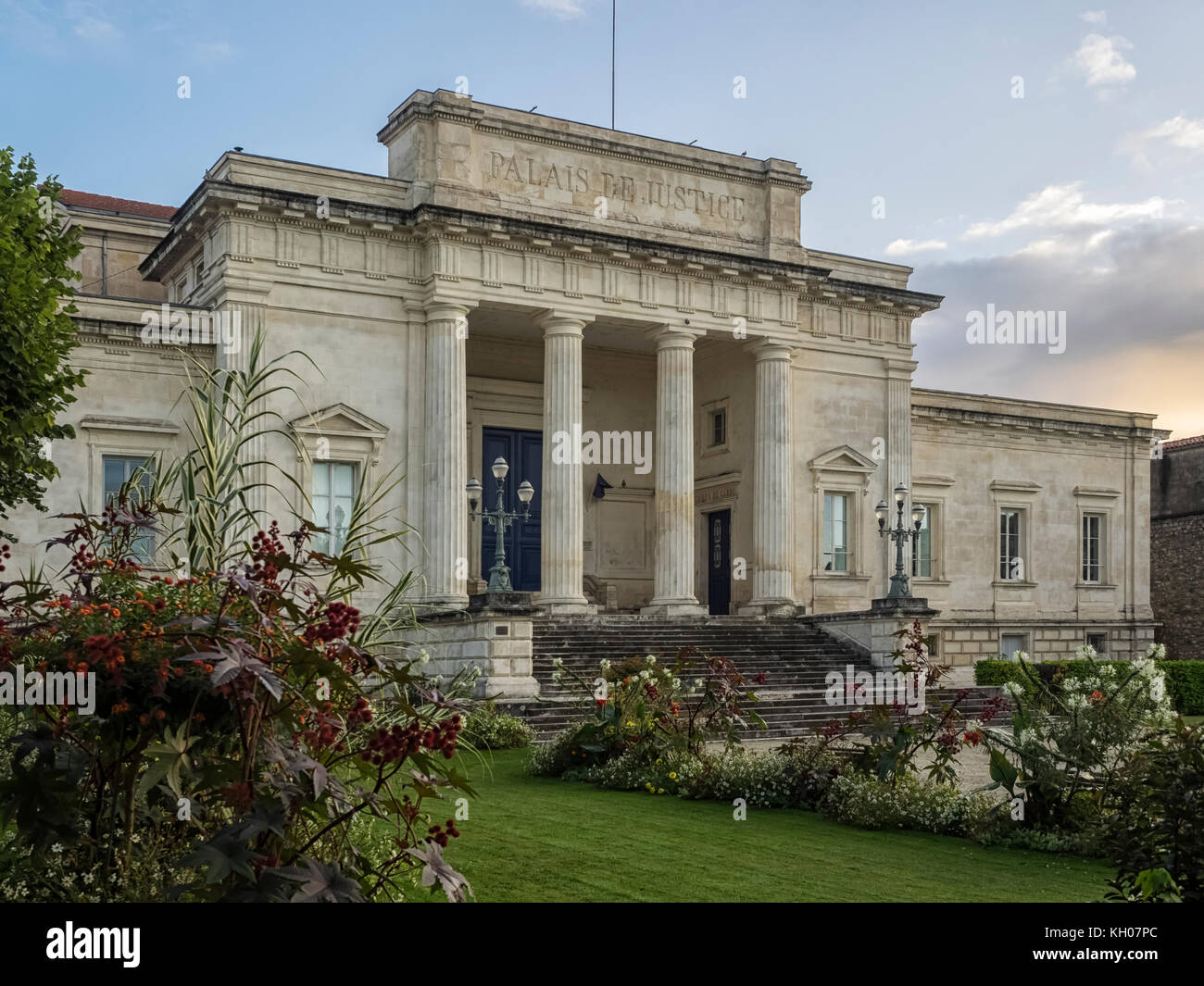 SAINTES, FRANCIA - 09 SETTEMBRE 2017: Vista esterna del Palazzo di Giustizia di Saintes Foto Stock