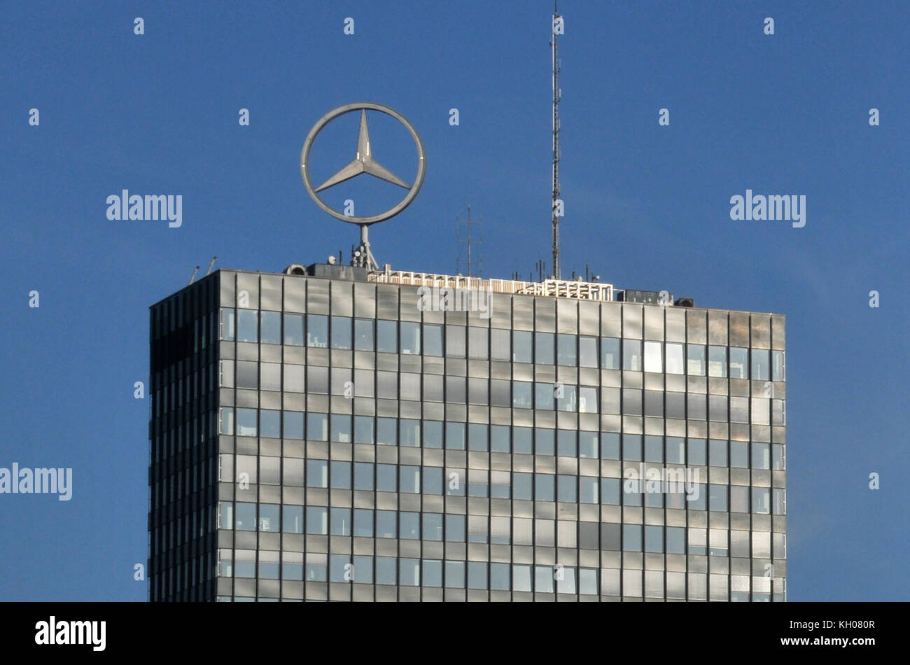 La Mercedes Benz logo sulla parte superiore dell edificio, Berlin , Germania Foto Stock