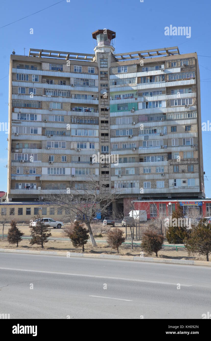 Vecchio basso costo unione sovietica khrushchyovka stile appartamento edificio, numerate, ad Aktau, Kazakistan. Foto Stock