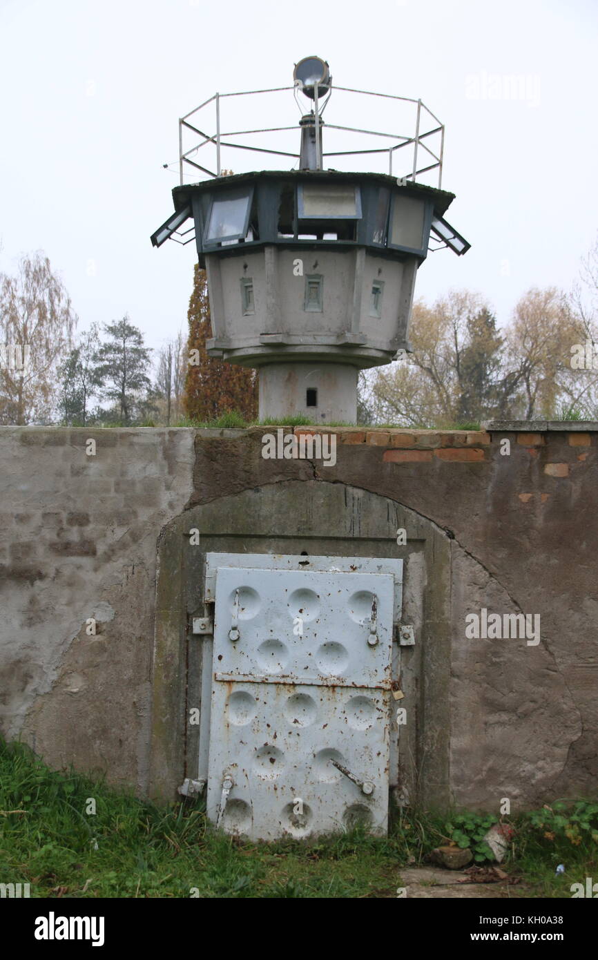 Hötensleben, Germania - 9 Novembre 2017: una vecchia torre di avvistamento della RDT le guardie di frontiera al confine Memorial Hötensleben. In Germania la caduta del muro su 9 Foto Stock