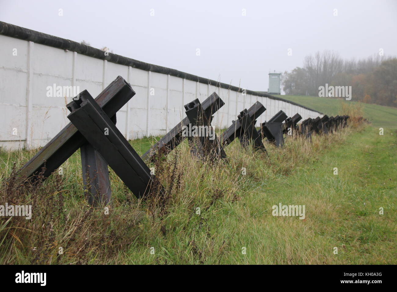 Hötensleben, Germania - 9 Novembre 2017: le trappole del serbatoio al confine Memorial Hötensleben. Esso mostra caratteristico sistema di barriera eretta dalla RDT bord Foto Stock