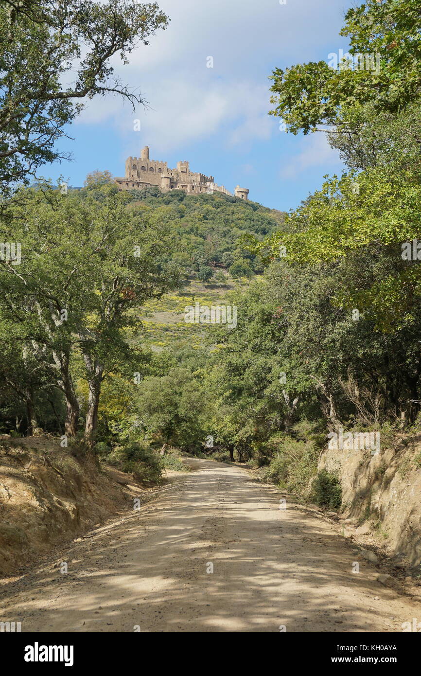 La via che conduce al Castello di Requesens in cima alla collina, la jonquera, alt emporda, Girona, Catalogna, Spagna Foto Stock