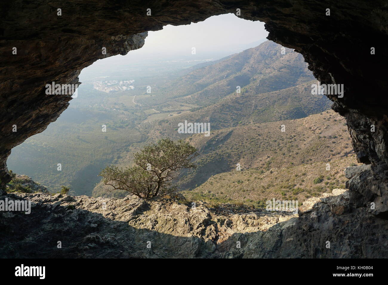 Vista di una valle dall'interno di una grotta nei pressi della città di Roses, alt emporda, Girona, Catalogna, Spagna Foto Stock