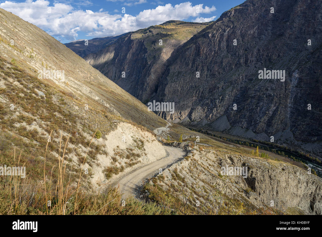 Vista panoramica di avvolgimento ripida ghiaia strada di montagna attraverso il pass, parte della serpentina di montagna, passando il pendio della montagna su uno sfondo Foto Stock