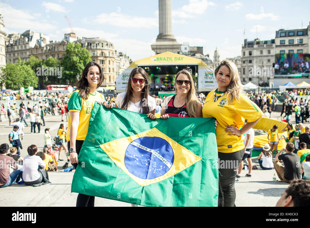 Quattro donne in Brasile in kit per una foto di gruppo con la bandiera del Brasile. Sono pronti per l’apertura della Coppa del mondo di stasera tra Brasile e Croazia in occasione della Coppa del mondo FIFA 2014. REGNO UNITO 12/06 2014. Foto Stock