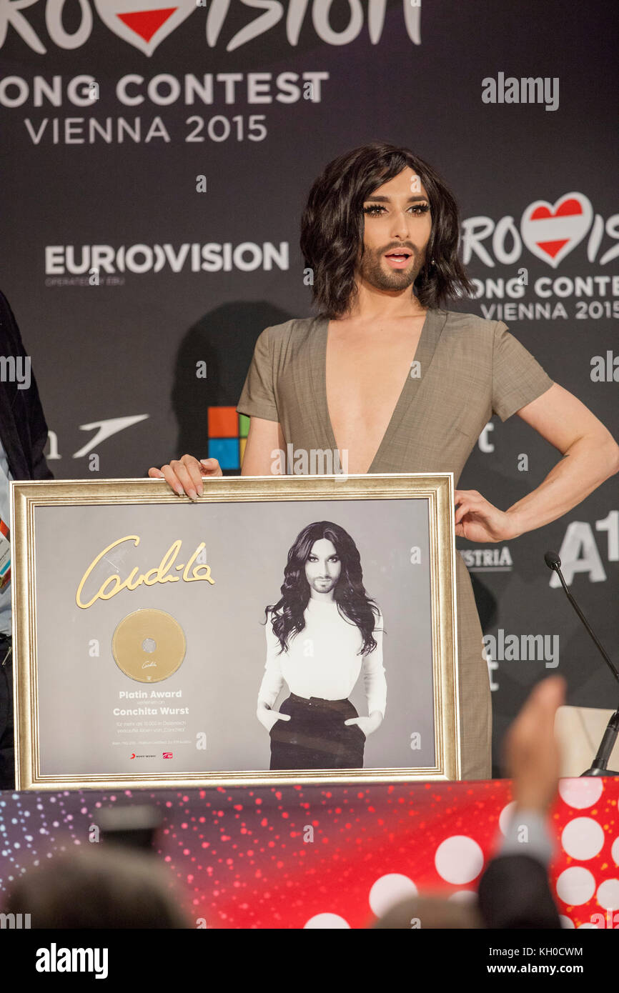 Un rappresentante Sony Record ha sorpreso Conchita Wurst con un "Platinum award" per 15,000 record venduti in Austria alla conferenza stampa Conchita Wurst dell'Eurovision Song Contest 2015 di Vienna (Gonzales Photo/Michael Hornbogen). Foto Stock