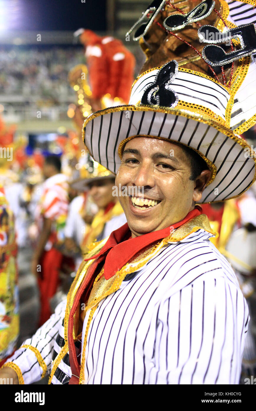 Un musicista della sezione ritmica di Alegria da zona sul indossa un impressionante costume che parata il viale del Sambodromo. I costumi si riferiscono alla musica e alla bossa nova. Brasile 02.03 2014. Foto Stock