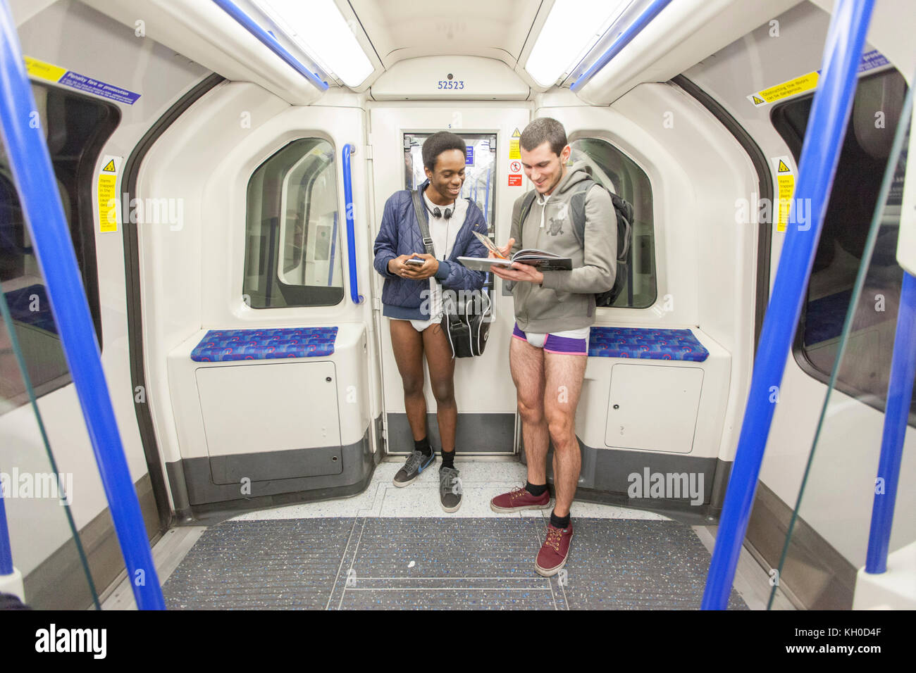 Perché non leggere una rivista e non indossa pantaloni a Londra? Questo uomo è non avente alcun problema dimenticando il suo pantaloni a senza pantaloni di metropolitana 2016. Foto Stock