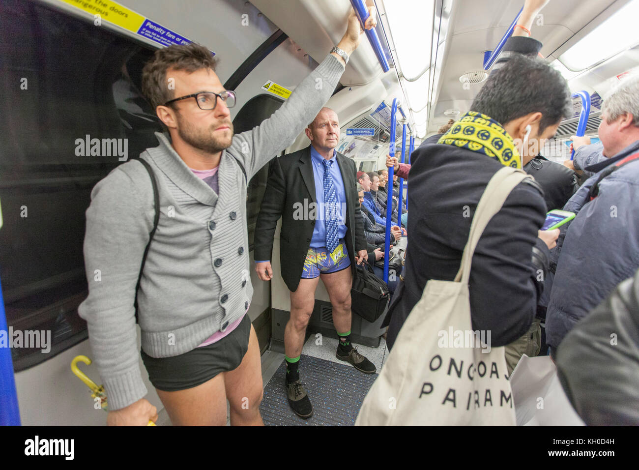 Molti dei passeggeri a Londra nel tubo aveva una sorpresa e una buona risata quando un grande gruppo di persone senza pantaloni inserito il tubo del "no pants subway ride" 2016. Foto Stock