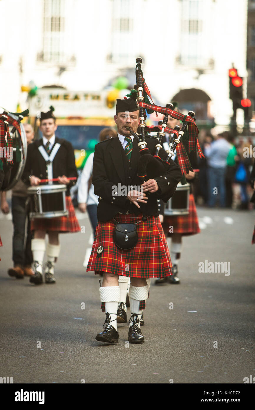 I musicisti della Essex Caledonian IPE Band suonano la cornamusa all'annuale Saint Patrick's Parade di Londra. REGNO UNITO 16/03 2014. Foto Stock