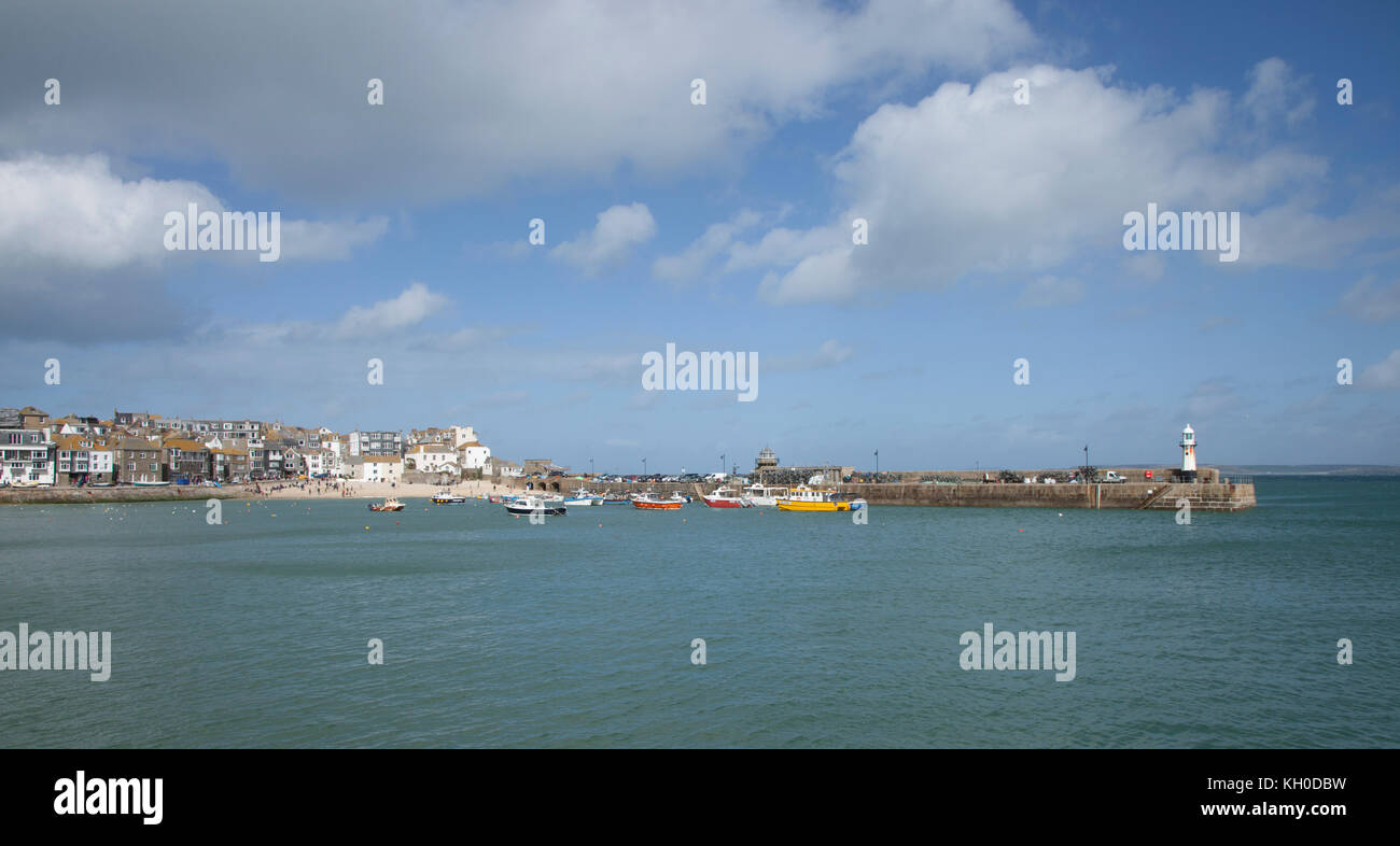 Il porto di St Ives con Smeatons Pier e il faro Foto Stock