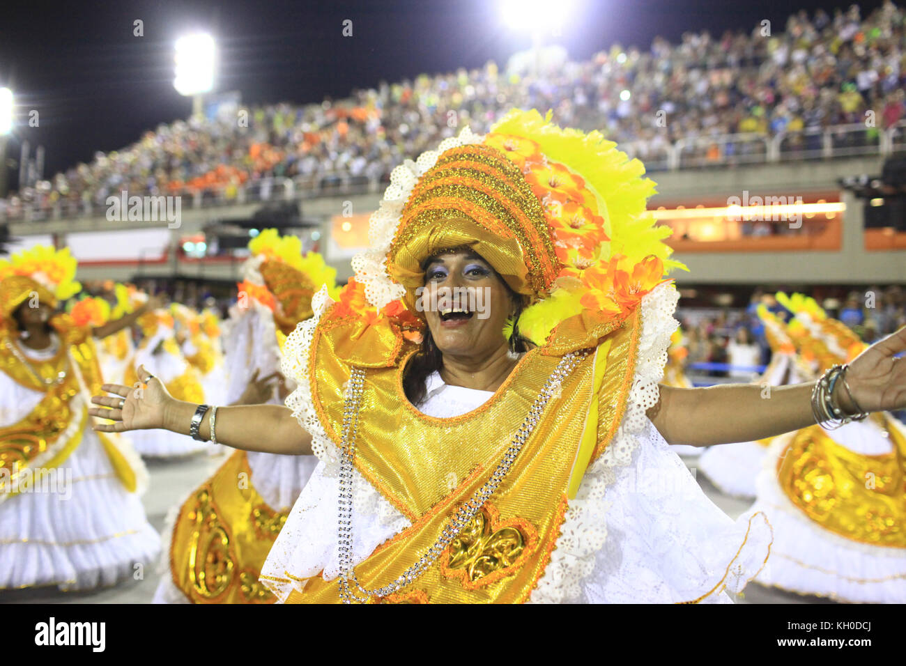 I ballerini di Samba della scuola di Tradição samba sfilano il sambodromo con costumi ispirati ai misterios delle Amazzoni. 02.03 2014. Foto Stock