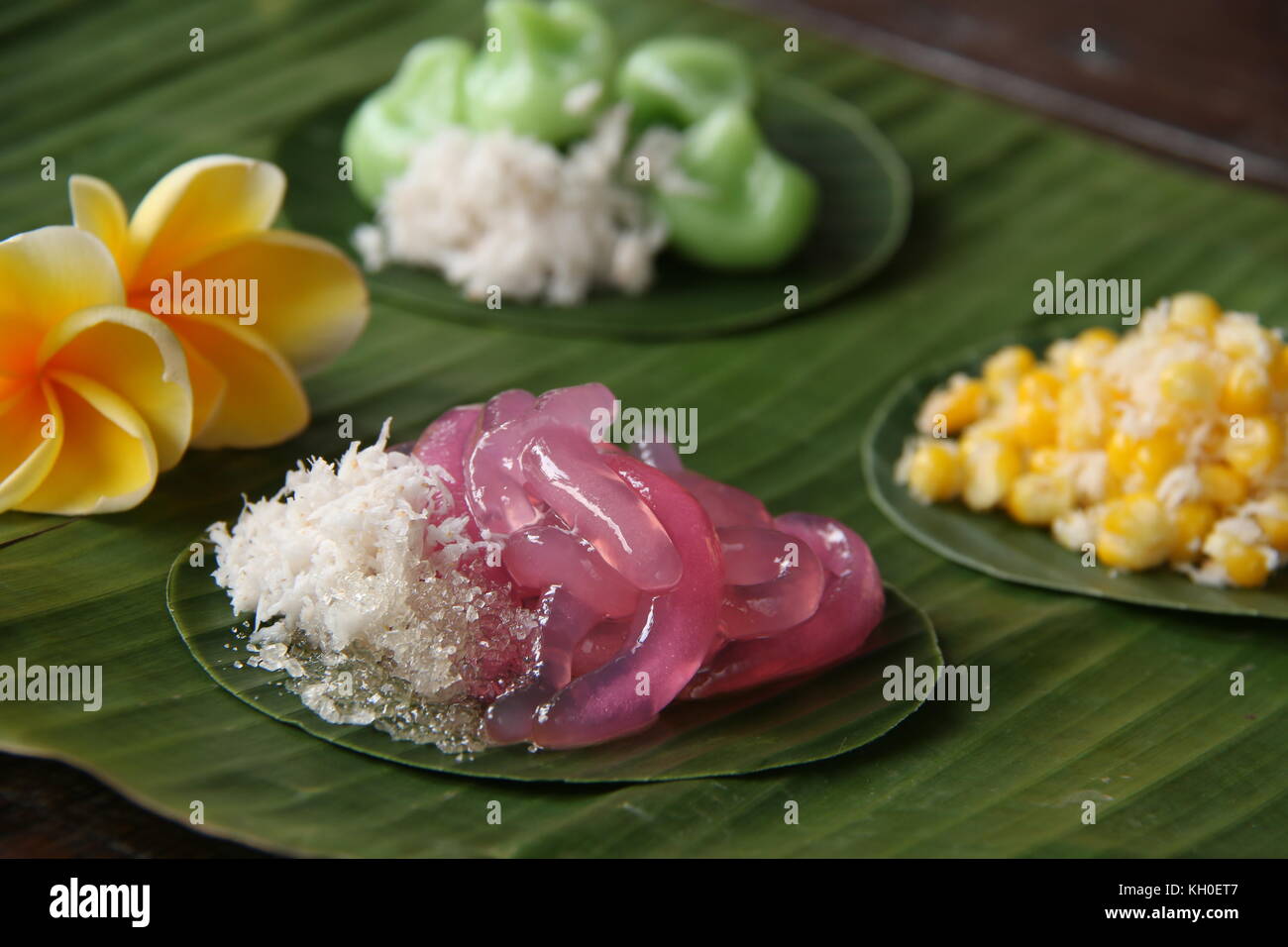 Jaja giling, stile balinese tradizionale snack di tapioca rosa tagliatelle con cocco grattugiato e zucchero Foto Stock