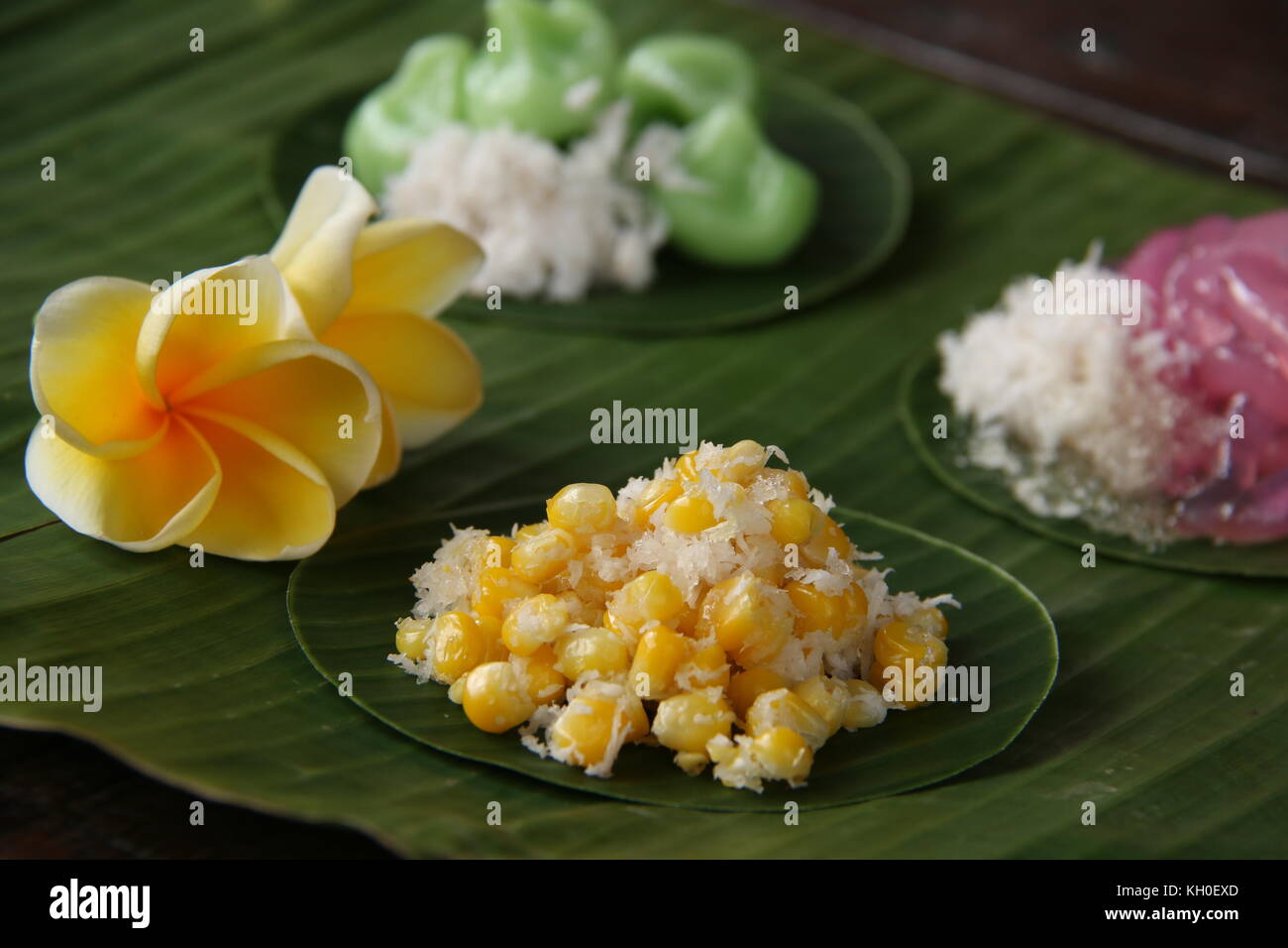 Urap jagung, stile balinese tradizionale snack dolci di chicchi di mais con cocco grattugiato e zucchero Foto Stock