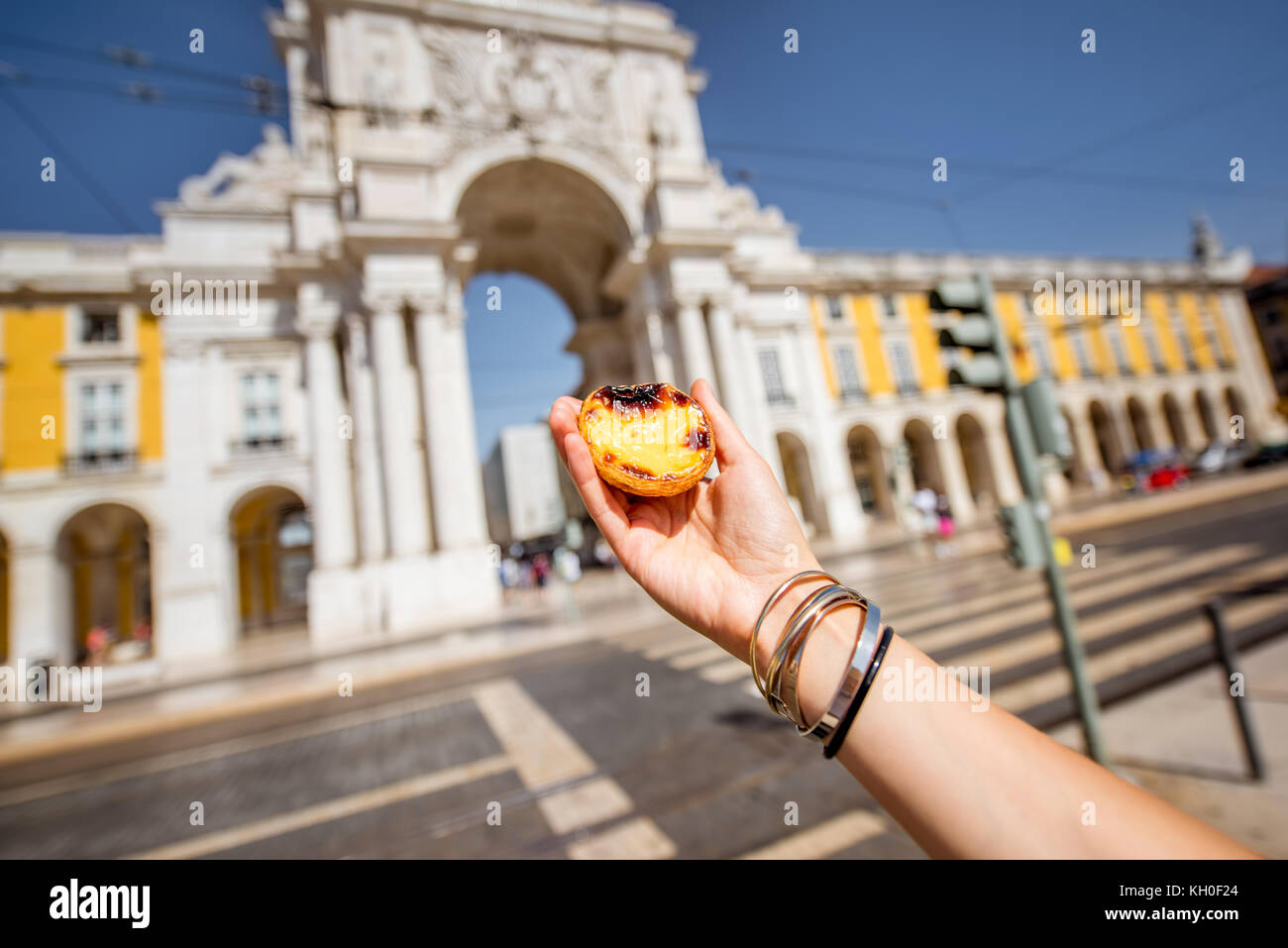 Azienda pastel de nata torta all'aperto Foto Stock