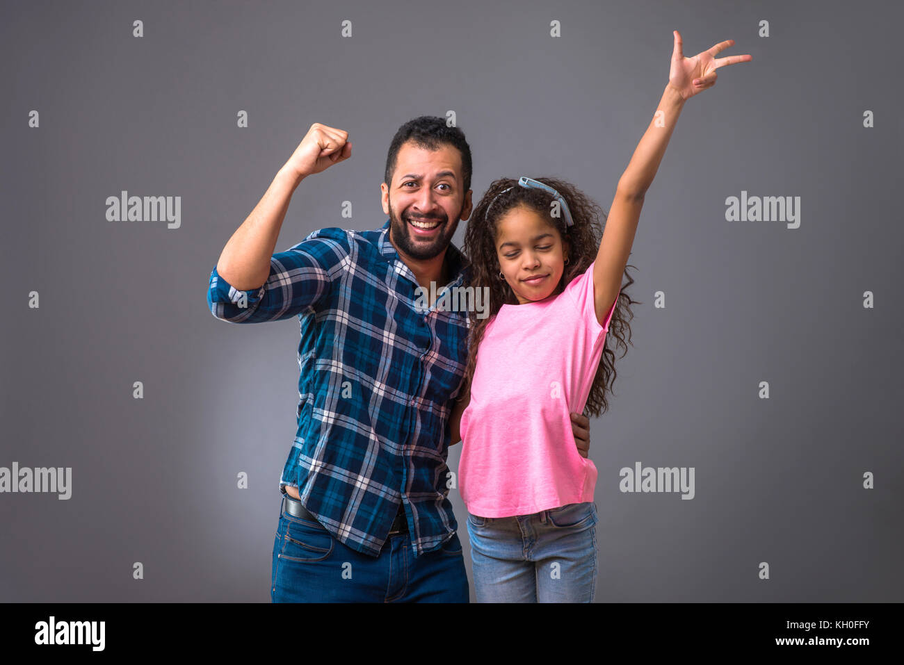 Un giovane uomo nero che si trova con la figlia e festeggiano Foto Stock