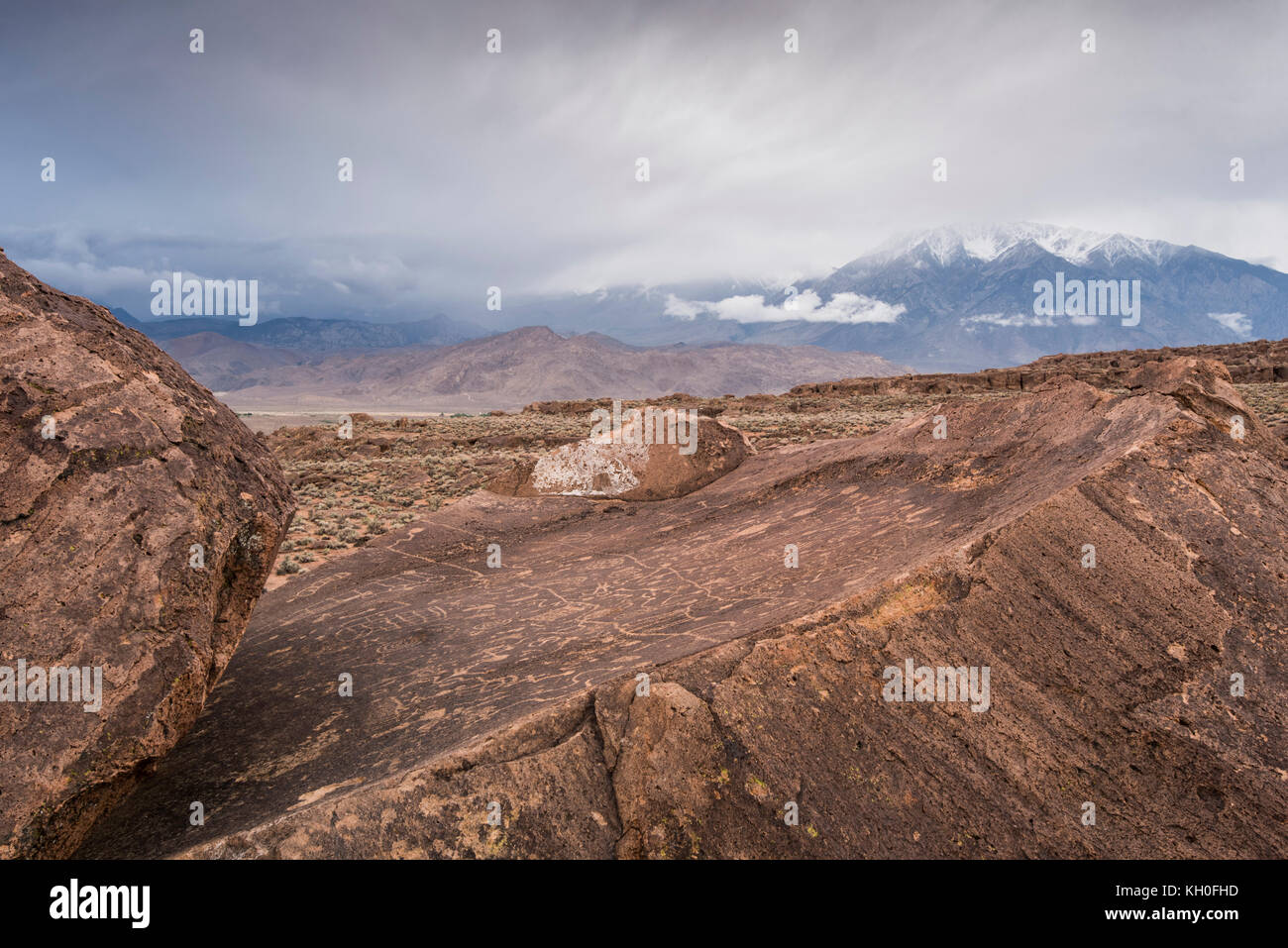 Sky Rock, un skyward affacciata serie di petroglifi lasciati dal Paiute-Shoshone Indiani migliaia di anni fa, si siede prima sulle montagne di Sierra Nevada. Foto Stock