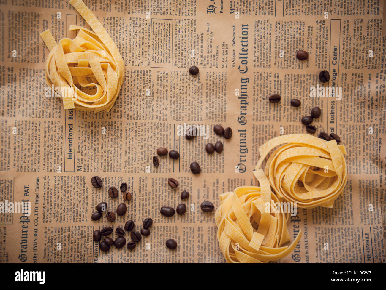 Materie fettuccine e perdere i chicchi di caffè Foto Stock