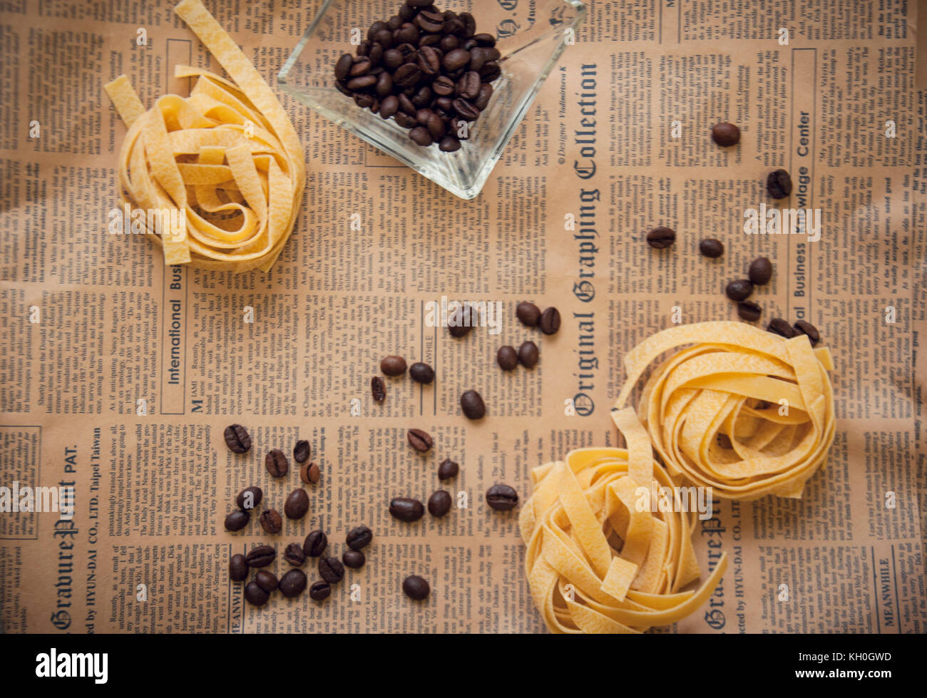 Materie fettuccine e chicchi di caffè su marrone Foto Stock