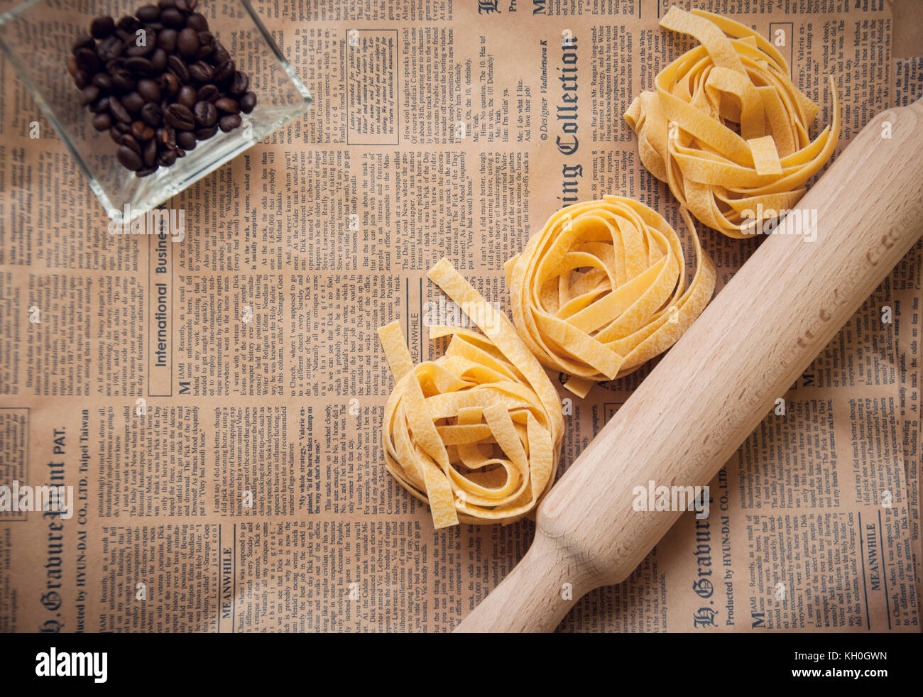 Materie fettuccine, battledore e chicchi di caffè su marrone Foto Stock