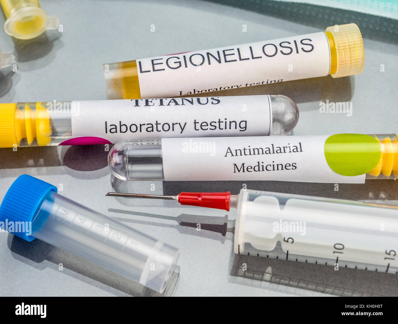 Alcune fiale con campioni di malattie contagiose in un laboratorio clinico Foto Stock