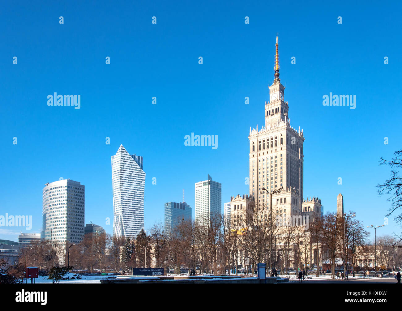Centro di Varsavia con il palazzo della cultura e della scienza (pkin), un punto di riferimento e il simbolo dello stalinismo e del comunismo, e moderno grattacielo in inverno Foto Stock