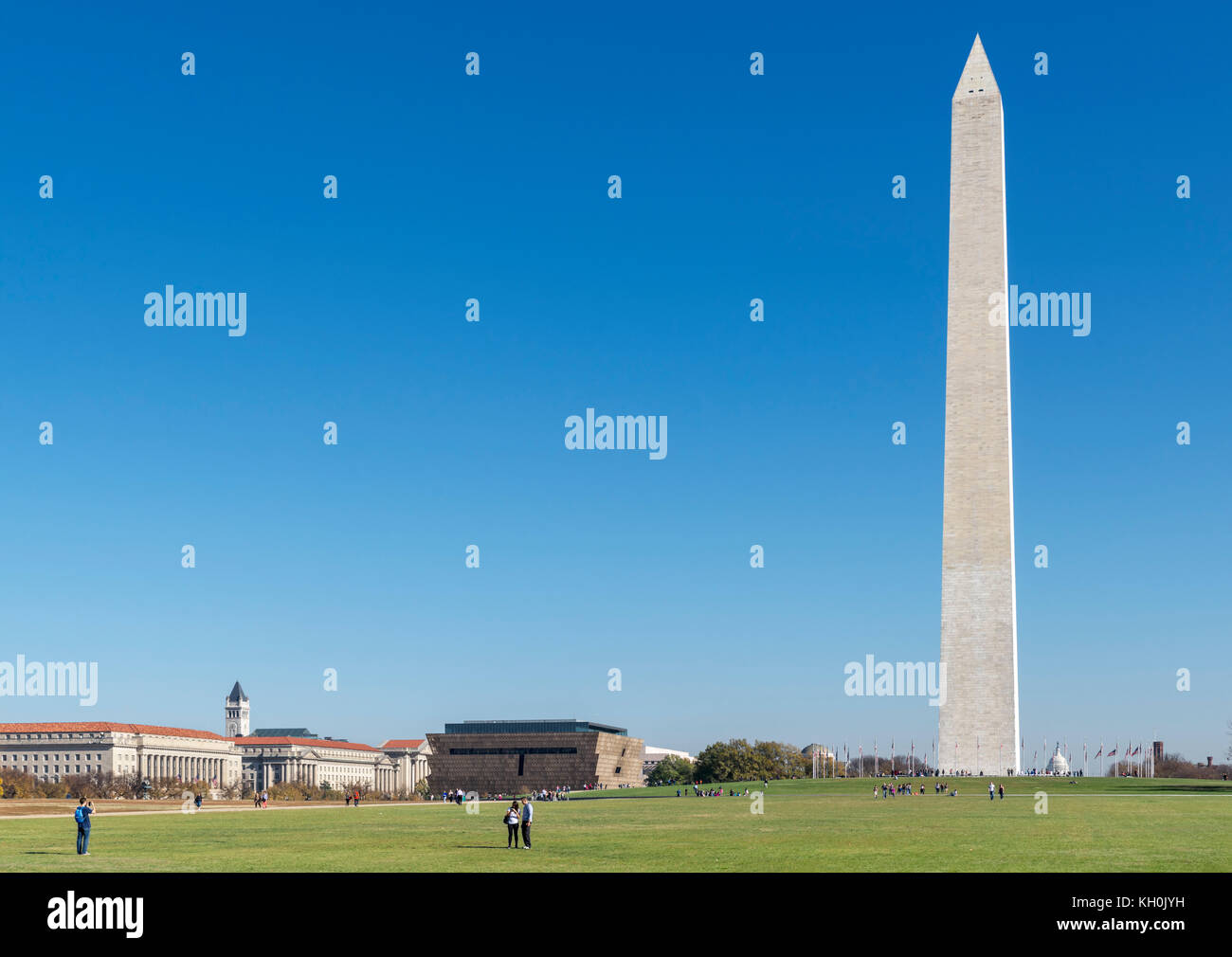 Il Monumento a Washington con il Museo Nazionale dell'Africano Americano della Storia e della cultura di sinistra, National Mall di Washington DC, Stati Uniti d'America Foto Stock