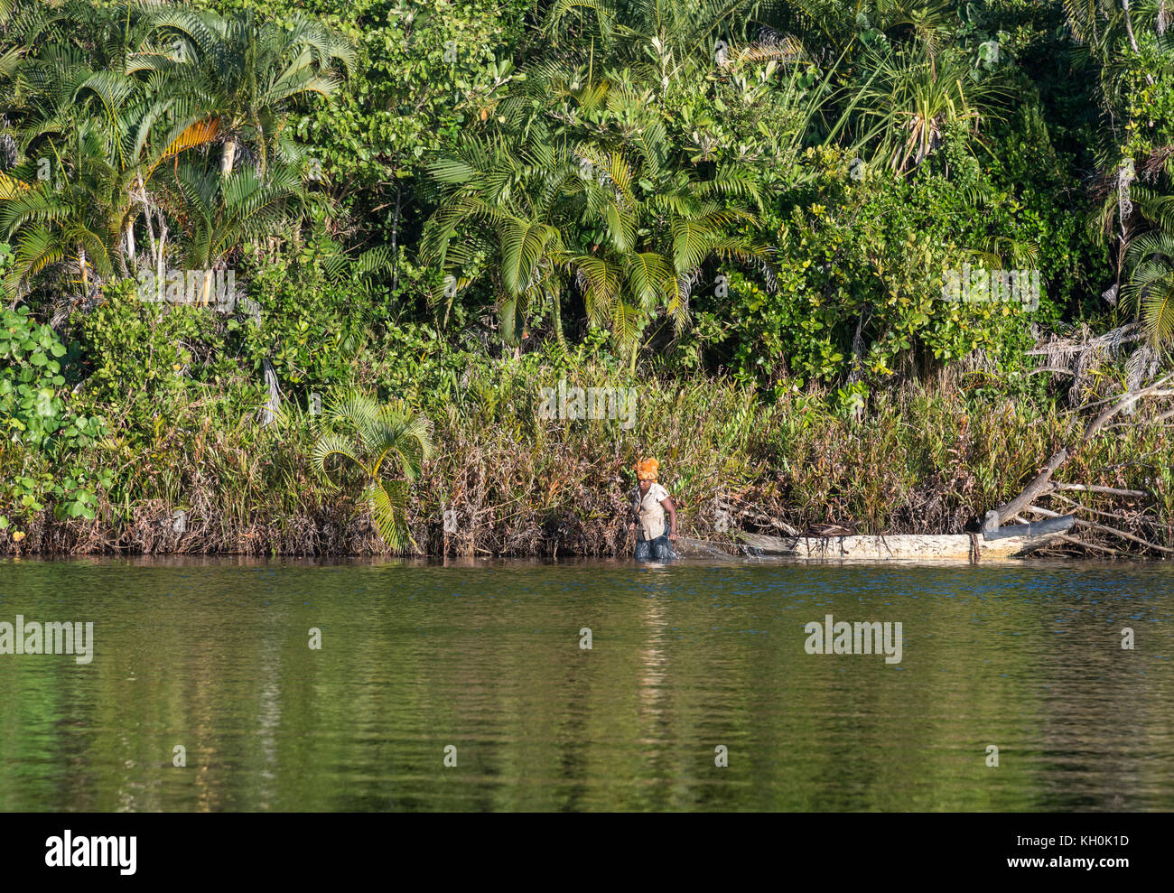 Una donna malgascia pesci nel lago ampitabe. madagascar, Africa Foto Stock